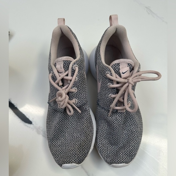 Nike Girl's Roshe One Running Shoe, Navy/Barely Rose-White - Size 7 - Picture 4 of 7